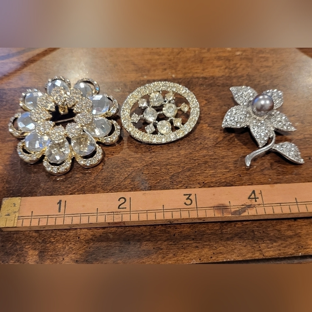 Three Vintage Brooches Pins. One Signed MONET - Picture 5 of 6